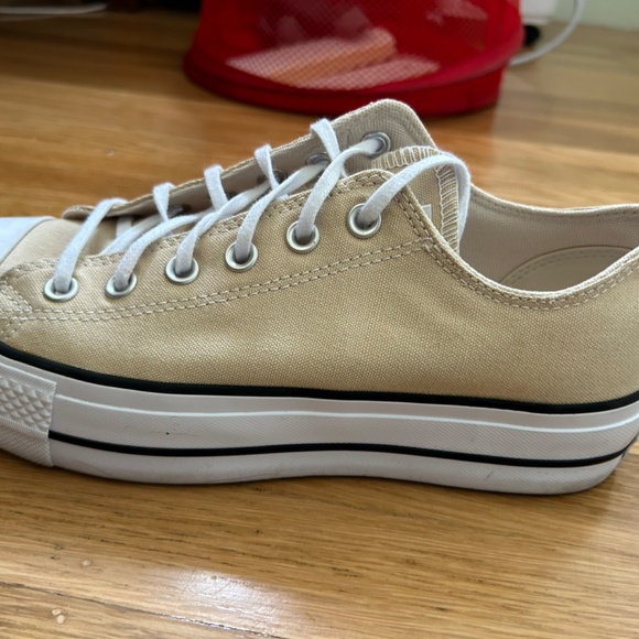 Cream Low-top Platform Converse, size Women's 9.5 - Picture 7 of 7